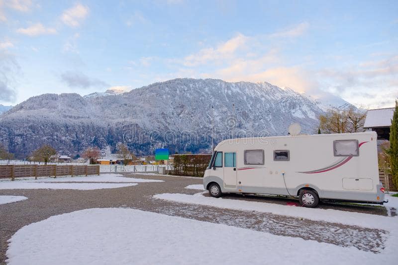 motorhome-car-snow-parking-camping-falling-day-147503278