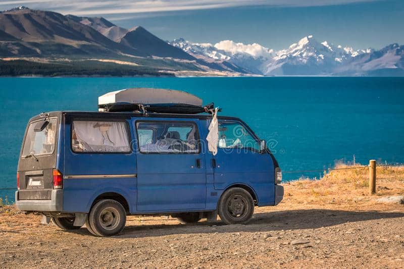 new-zealand-view-motorhome-overlooking-pukaki-glacier-lake-turquoise-blue-water-mountains-landscape-winter-mountain-snow-115030901