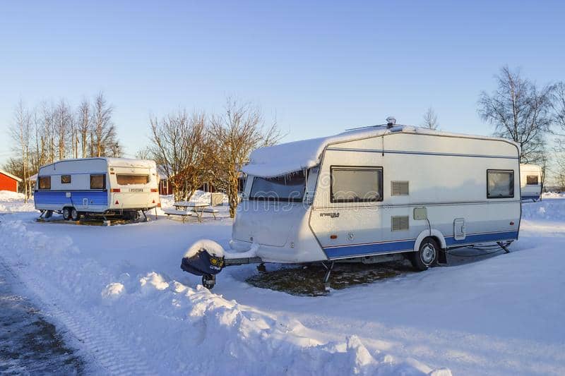 winter-camping-caravans-campsite-162195498